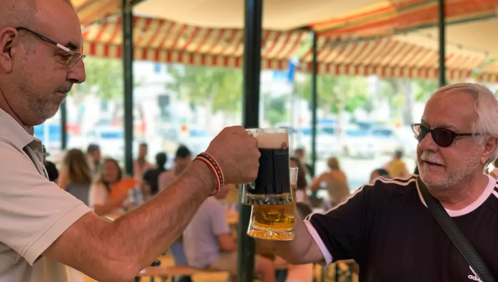 SANLÚCAR LA MAYOR (SEVILLA), 10/09/2022.- La VIII edición de la Feria de la Cerveza Internacional de Sanlúcar la Mayor, localidad sevillana que cada año en el final del verano atrae a público de toda la comarca a esta celebración. EFE/ Fermín Cabanillas