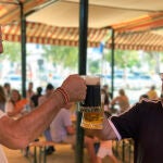 SANLÚCAR LA MAYOR (SEVILLA), 10/09/2022.- La VIII edición de la Feria de la Cerveza Internacional de Sanlúcar la Mayor, localidad sevillana que cada año en el final del verano atrae a público de toda la comarca a esta celebración. EFE/ Fermín Cabanillas
