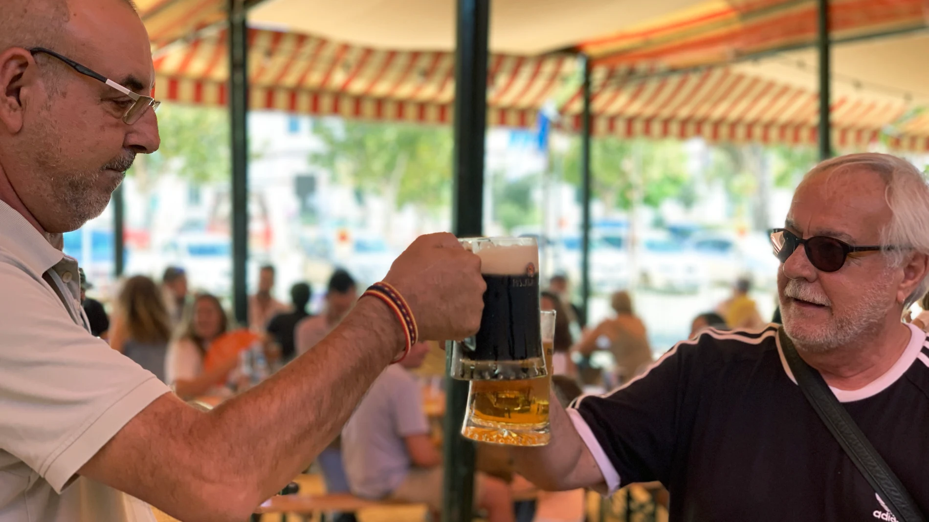 SANLÚCAR LA MAYOR (SEVILLA), 10/09/2022.- La VIII edición de la Feria de la Cerveza Internacional de Sanlúcar la Mayor, localidad sevillana que cada año en el final del verano atrae a público de toda la comarca a esta celebración. EFE/ Fermín Cabanillas