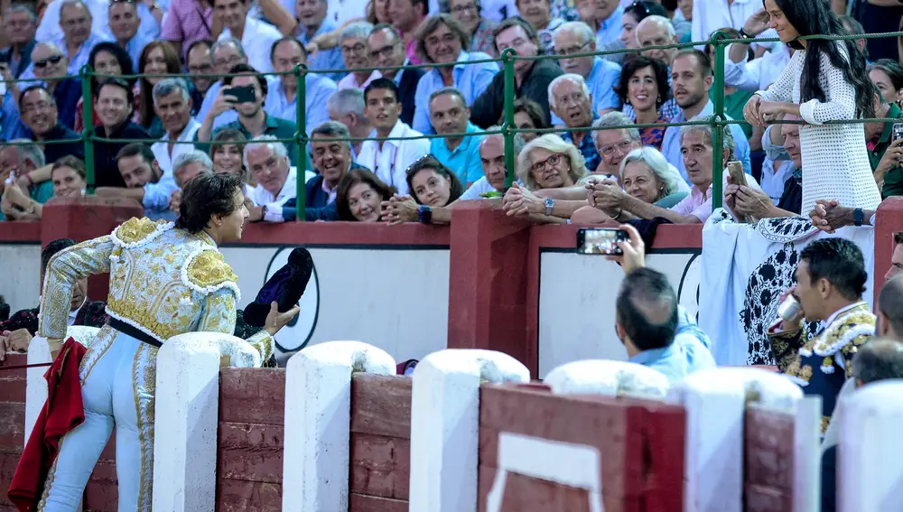 El diestro peruano Roca Rey (i) brinda el último toro a la hija de la infanta Elena, Victoria Federica. EFE/NACHO GALLEGO