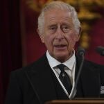 Carlos III al ser proclamado rey de Inglaterra