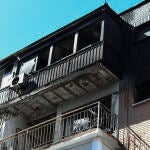 MADRID, 11/09/2022.- Vista de la vivienda en la calle Calamón, en el distrito de Latina, en Madrid este domingo en la que dos personas han fallecido y otras cinco, entre ellas tres bomberos, han resultados heridas leves esta madrugada en un incendio. EFE/Víctor Lerena