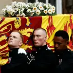 El féretro de la Reina Isabel II a su llegada al palacio de Holyrood