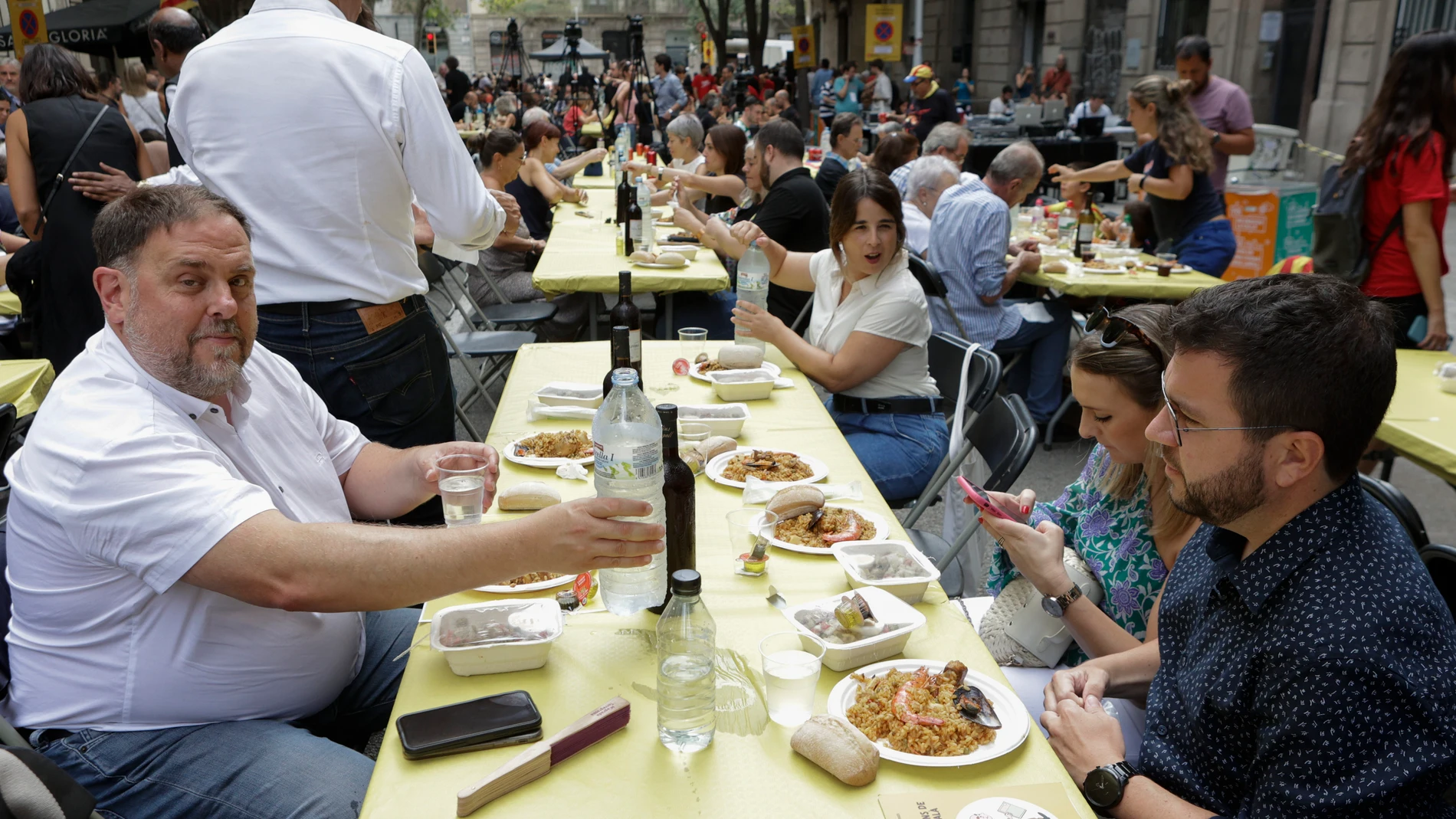 BARCELONA, 11/09/2022.- El presidente de la Generalitat, Pere Aragonès (d), el presidente de ERC Oriol Junqueras (i), participan en la comida popular antes de intervienir en el acto político del partido con motivo de la Diada del 11 de septiembre. EFE/ Quique García