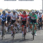 Remco Evenepoel posa con el resto de ganadores de los maillots: Carapaz, de la montaña; Pedersen, de la regularidad y Ayuso con el de mejor joven prestado por el belga