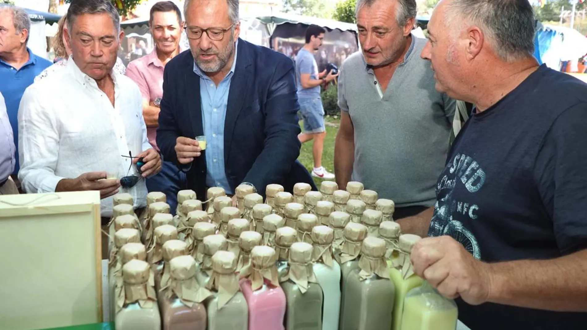 El presidente de las Cortes asiste a la XI Feria de Artesanía Jaime Díez Fernández en Lorenzana (León)