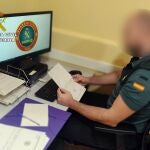 Un agente de la Guardia Civil, durante la investigación