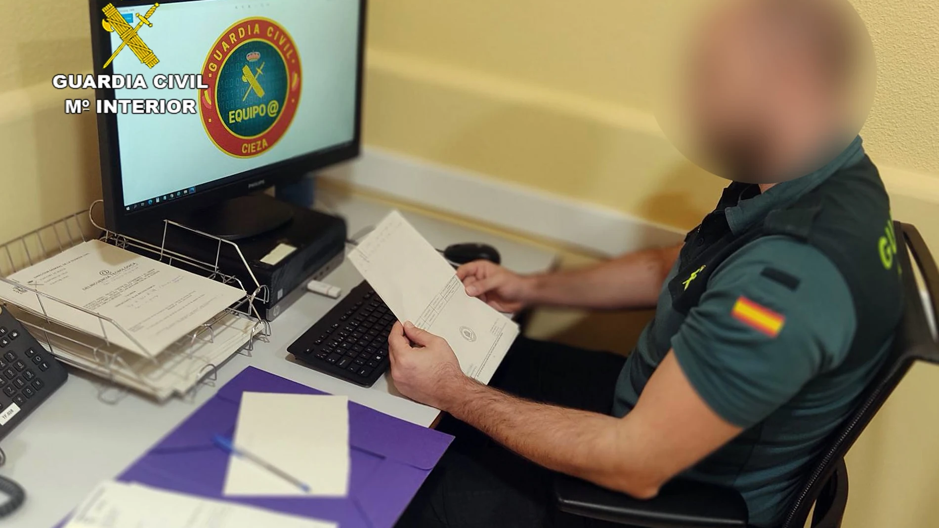 Un agente de la Guardia Civil, durante la investigación