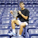 Carlos Alcaraz, en la grada de la Arthur Ashe con el trofeo de campeón del US Open