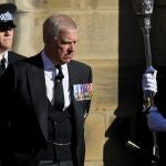 El príncipe Andrés abandona la catedral St Giles Cathedral de Edimburgo en la que se ofreció una misa por la reina Isabel II