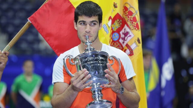 Carlos Alcaraz celebrando el US Open tras una gran final.