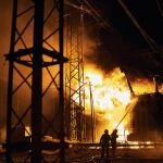 Los bomberos del Servicio Estatal de Emergencias de Ucrania apagan el fuego después de que un ataque con cohetes rusos alcanzara una central eléctrica en Jarkiv