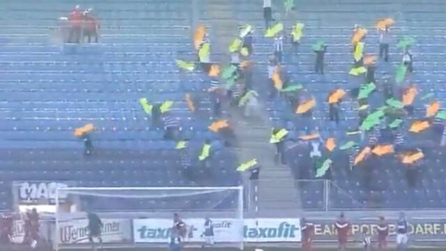 Los aficionados con las pancartas durante el partido.