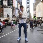 Alcaraz posa con el trofeo de campeón del US Open en Times Square