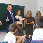 El presidente de la Junta de Andalucía, Juanma Moreno, junto a la consejera de Fomento, Marifrán Carazo (2d) y la consejera de Educación, Patricia del Pozo