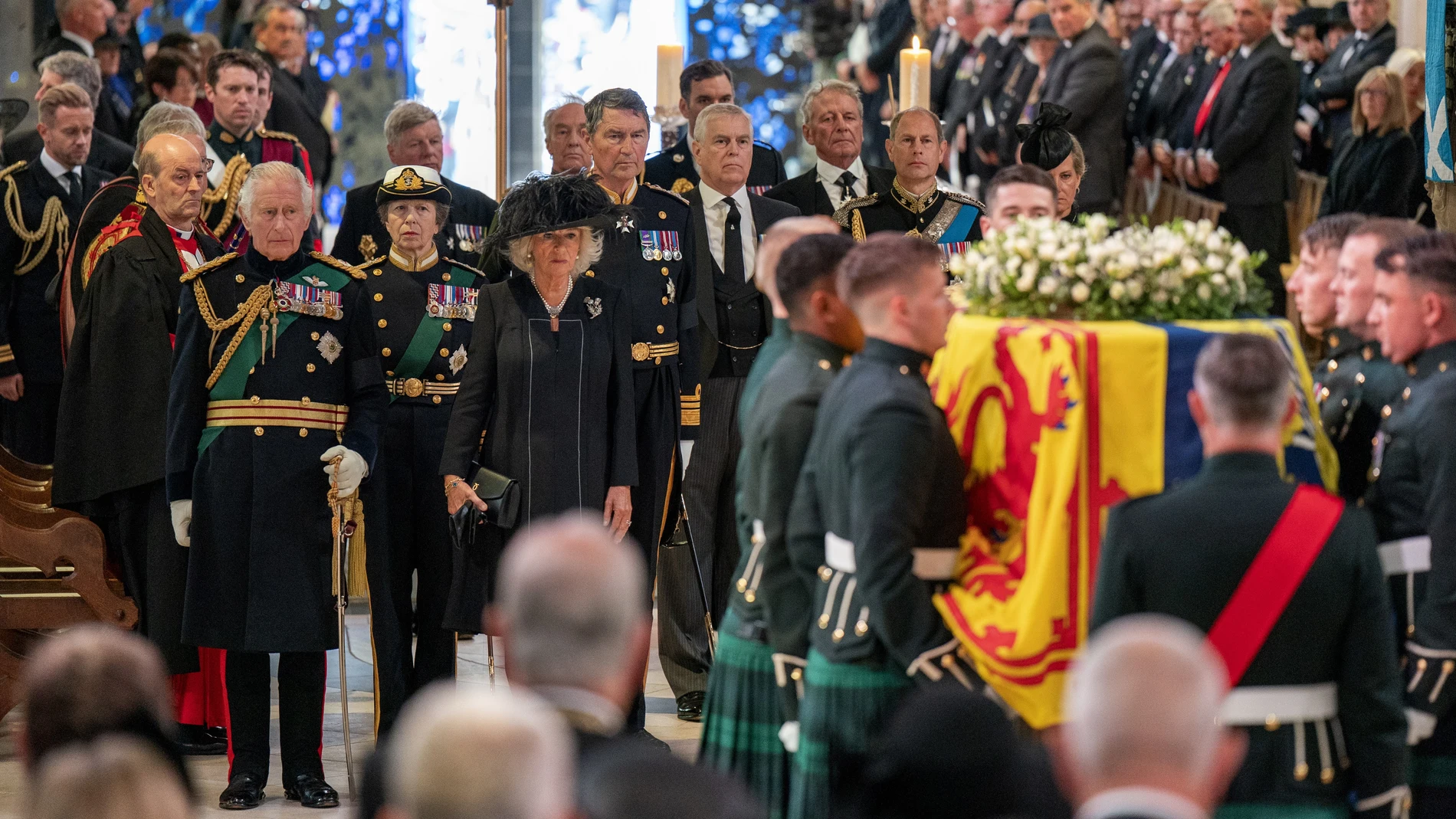 Carlos III su mujer y sus hermanos ante el féretro de Isabel II