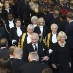 Carlos III y la reina consorte Camilla a su llegada al parlamento británico
