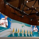 Francisco se dirige a los presentes