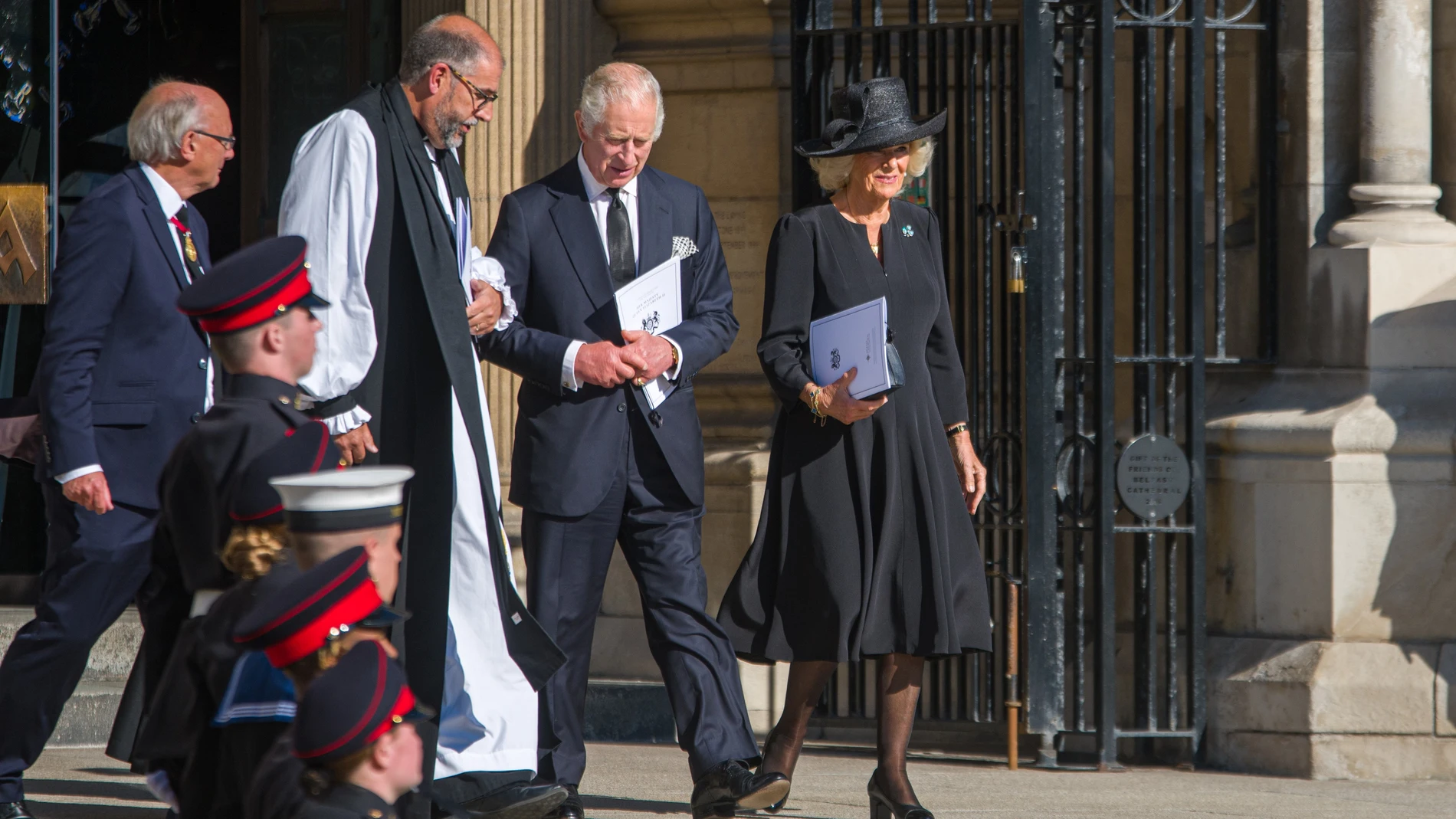 Carlos y Camilla visitan la catedral de Santa Ana en Belfast