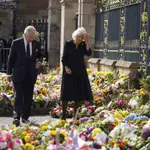 Carlos III y Carmilla visitan el homenaje ciudadano a Isabel II en el exterior del castillo de Hillsborough