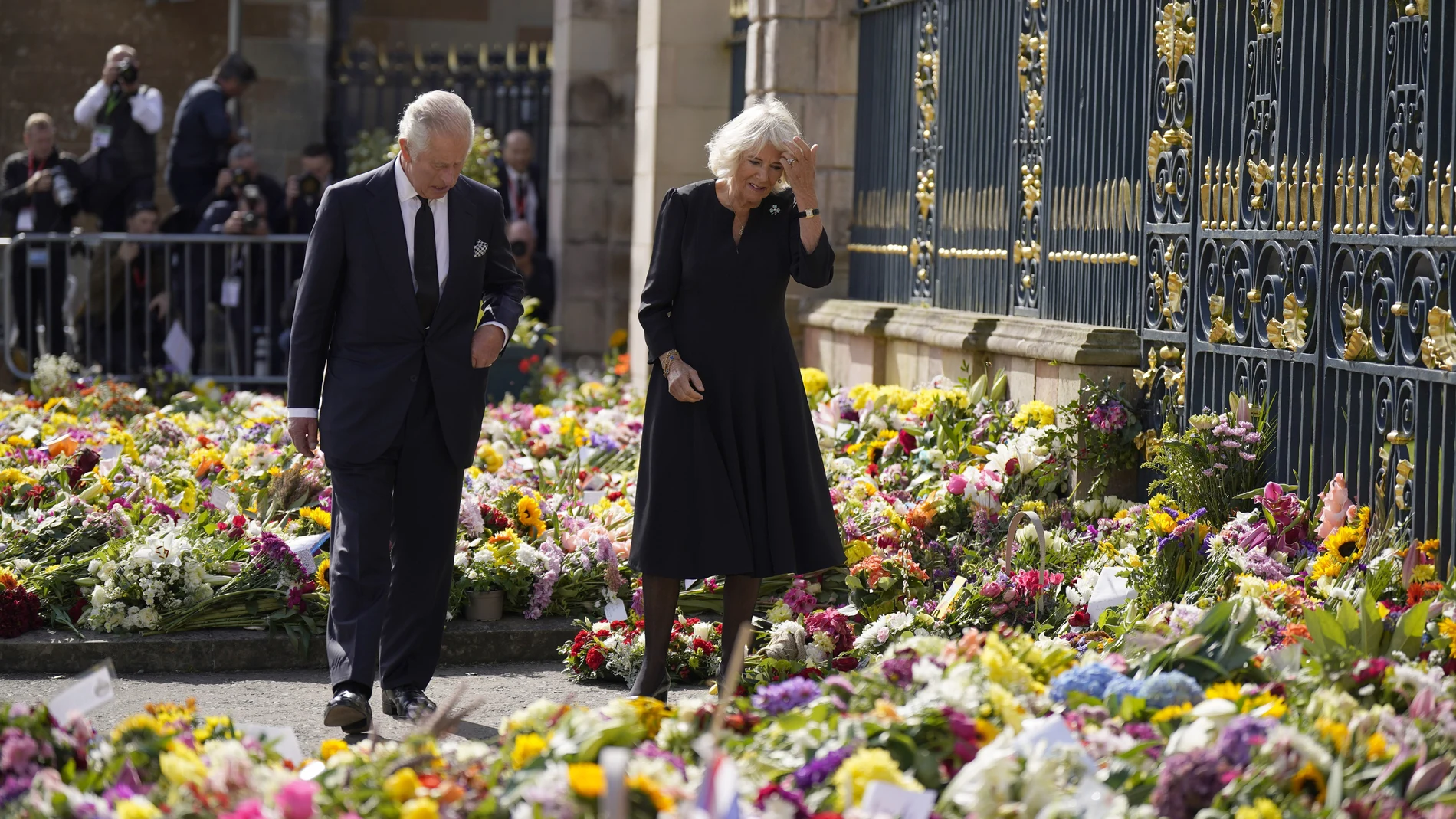 Carlos III y Carmilla visitan el homenaje ciudadano a Isabel II en el exterior del castillo de Hillsborough