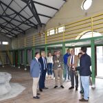 El consejero de la Presidencia, Jesús Julio Carnero, visita las obras de rehabilitación del antiguo mercado de abastos de Vitigudino, reconvertido en espacio multiusos
