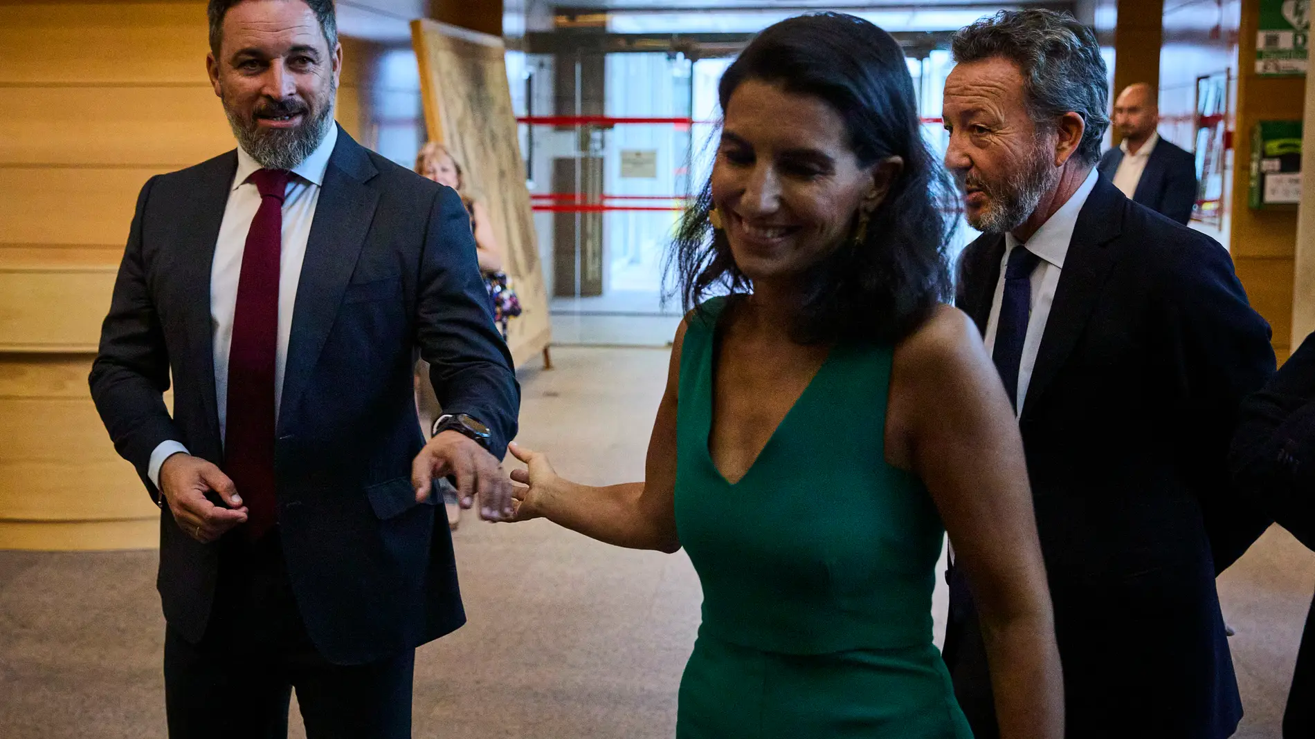 Rocio Monasterio (Vox) junto a Santiago Abascal durante la segunda jornada del pleno del Debate del Estado de la Región en la Asamblea de Madrid.