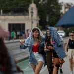 Una mujer se cubre con un chaqueta vaquera