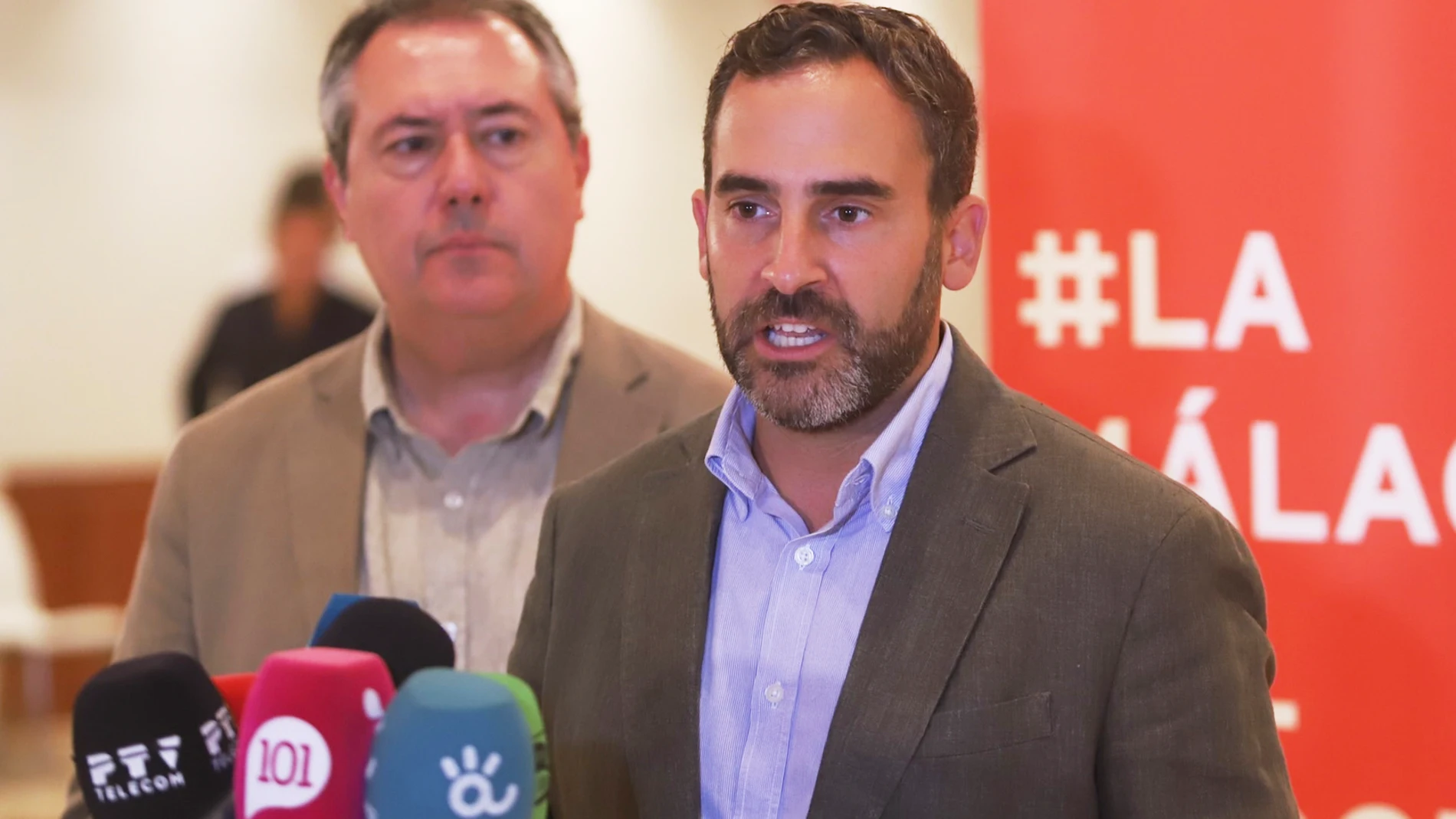 Daniel Pérez junto a Juan Espadas. Álex Zea / Europa Press