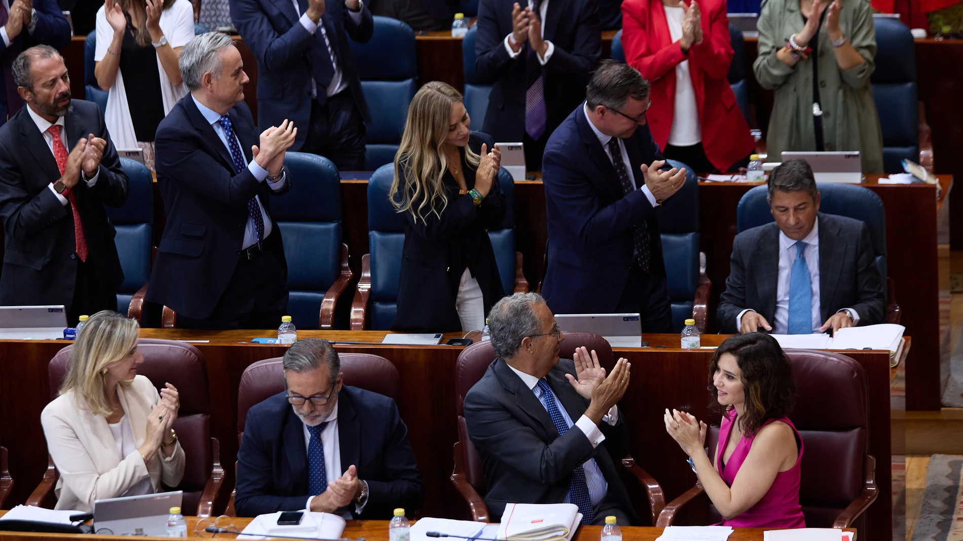 El Grupo Popular aplaude la intervención de su portavoz, Pedro Muñoz Abrines