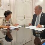 El presidente de la Diputación de Segovia, Miguel Ángel de Vicente y la presidenta de la AECC en Segovia, Ana Sanjosé, suscriben el convenio de colaboración
