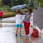 Una madre y un hijo se intentan resguardar de la tormenta en Valladolid