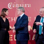 El president de la Generalitat, Ximo Puig (c), la ministra de Industria, Comercio y Turismo, Reyes Maroto, y el presidente de la Cámara de Comercio, Jose Vicente Morata (d), a su llegada a la Noche de la Economía Valenciana