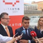 El presidente de Vitartis, Pedro Ruiz (centro), en su atención a los medios en Guijuelo (Salamanca). VITARTIS 13/09/2022