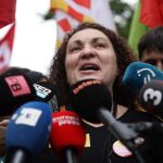 La secretaria general de CCOO Educació, Teresa Esperabé, durante una huelga de jornada completa de sindicatos educativos, en los jardinets de Gràcia.