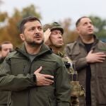 Volodimir Zelenski durante el izado de bandera en Izium