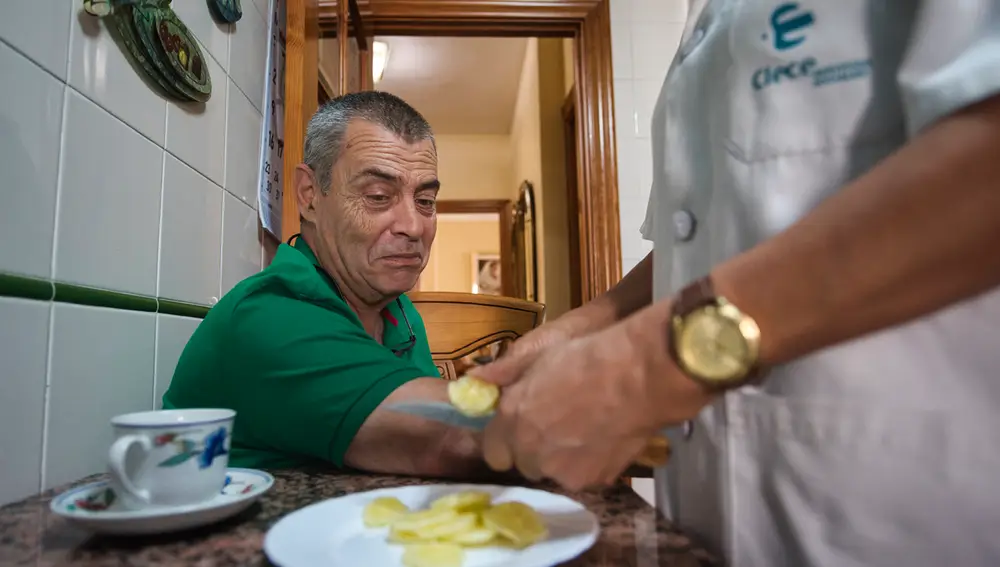 El Servicio de Ayuda a Domicilio desempeña un papel fundamental a todos los niveles, y por tanto también a la hora de identificar situaciones de soledad no deseada