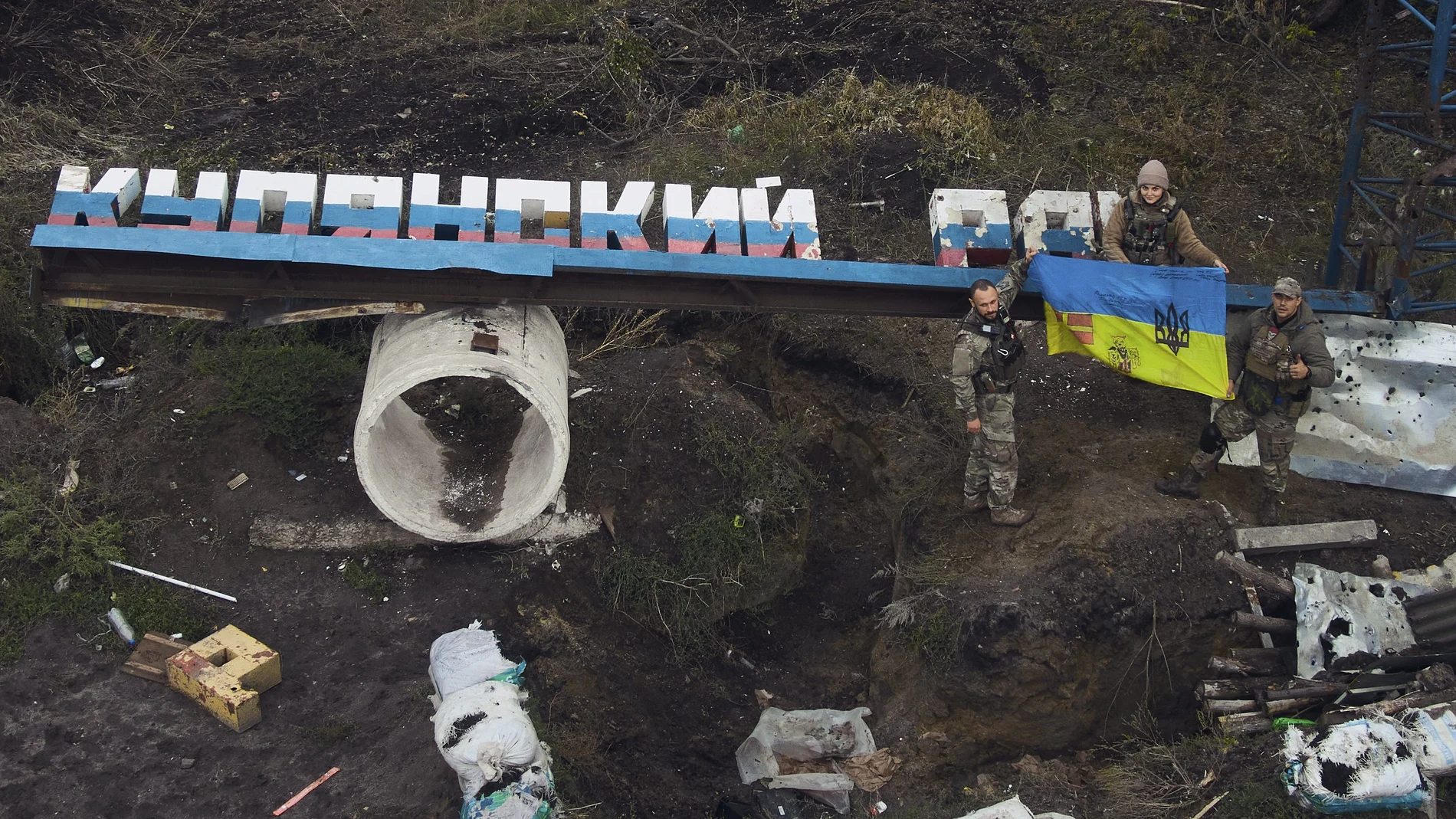 Un soldado coloca la bandera ucraniana en Kupiansk (Jarkiv)