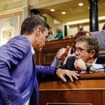 El presidente del Gobierno, Pedro Sánchez y el portavoz del Grupo Parlamentario Socialista en el Congreso de los Diputados, Patxi López