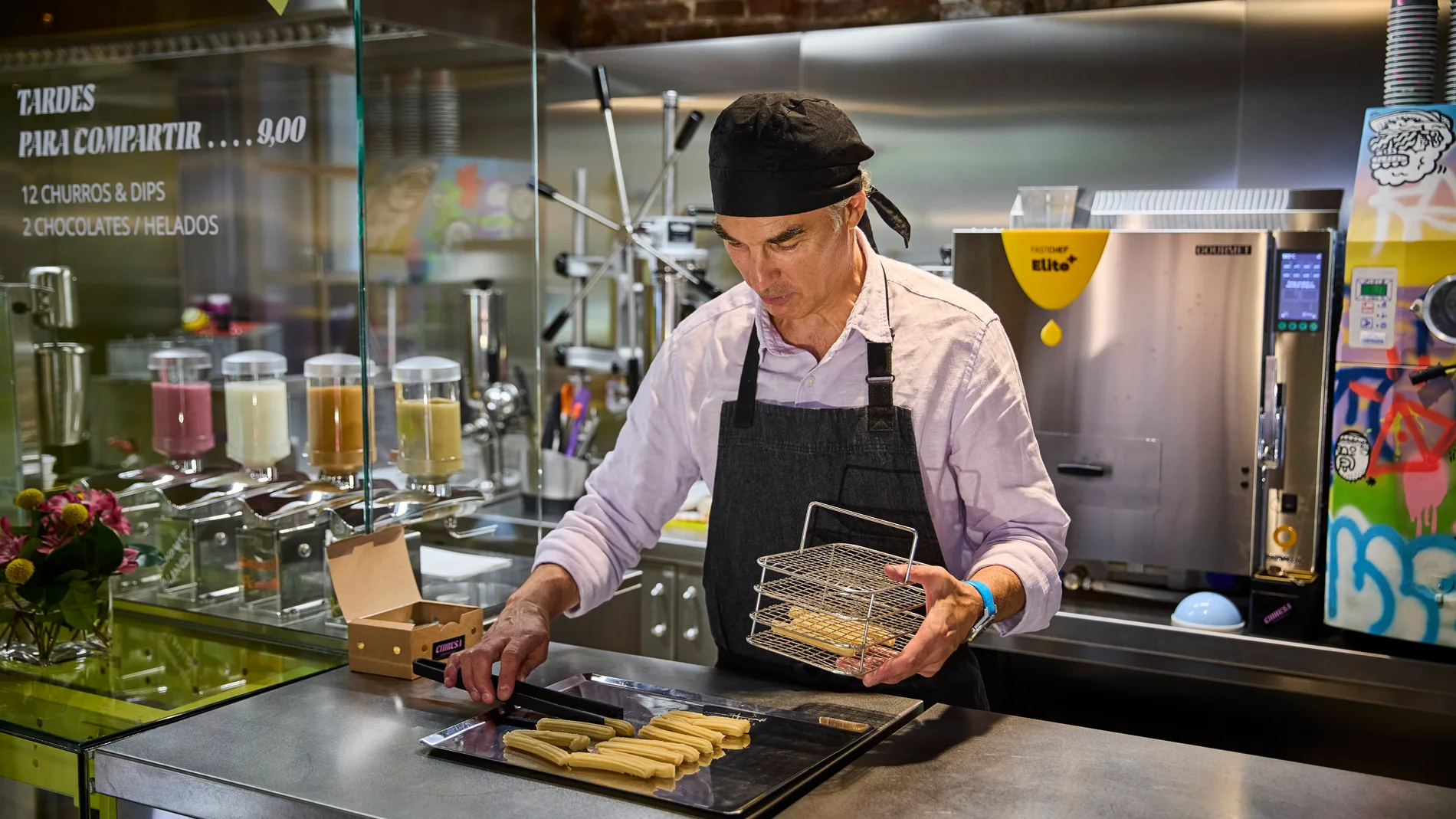Marcos en la Churrería Chirusa Experimental, un concepto saludable de elaboración de churros y chocolates.