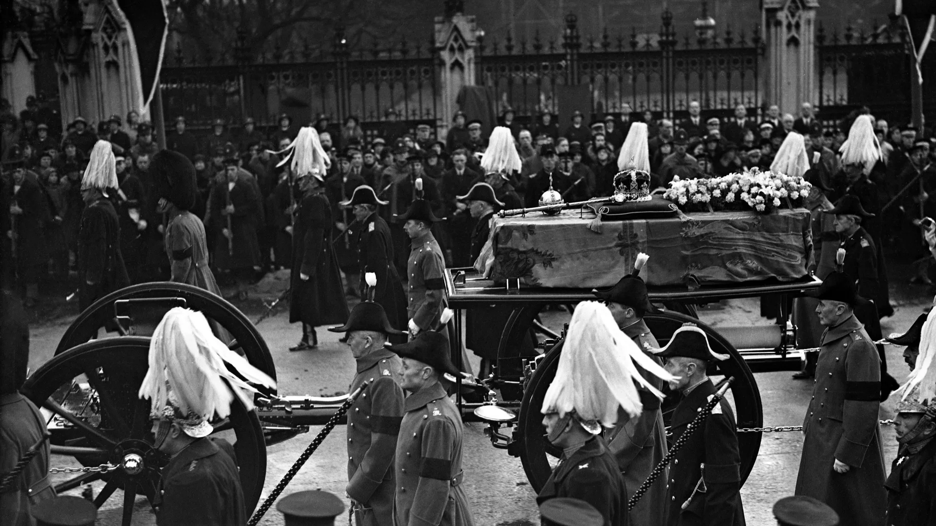 El féretro del rey Jorge V es trasladado desde la abadía de Westminster el 28 de enero de 1936