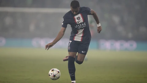 Mbappé controlando el balón durante su último partido.