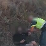 Un agente somete a la prueba de alcoholemia al camionero detenido