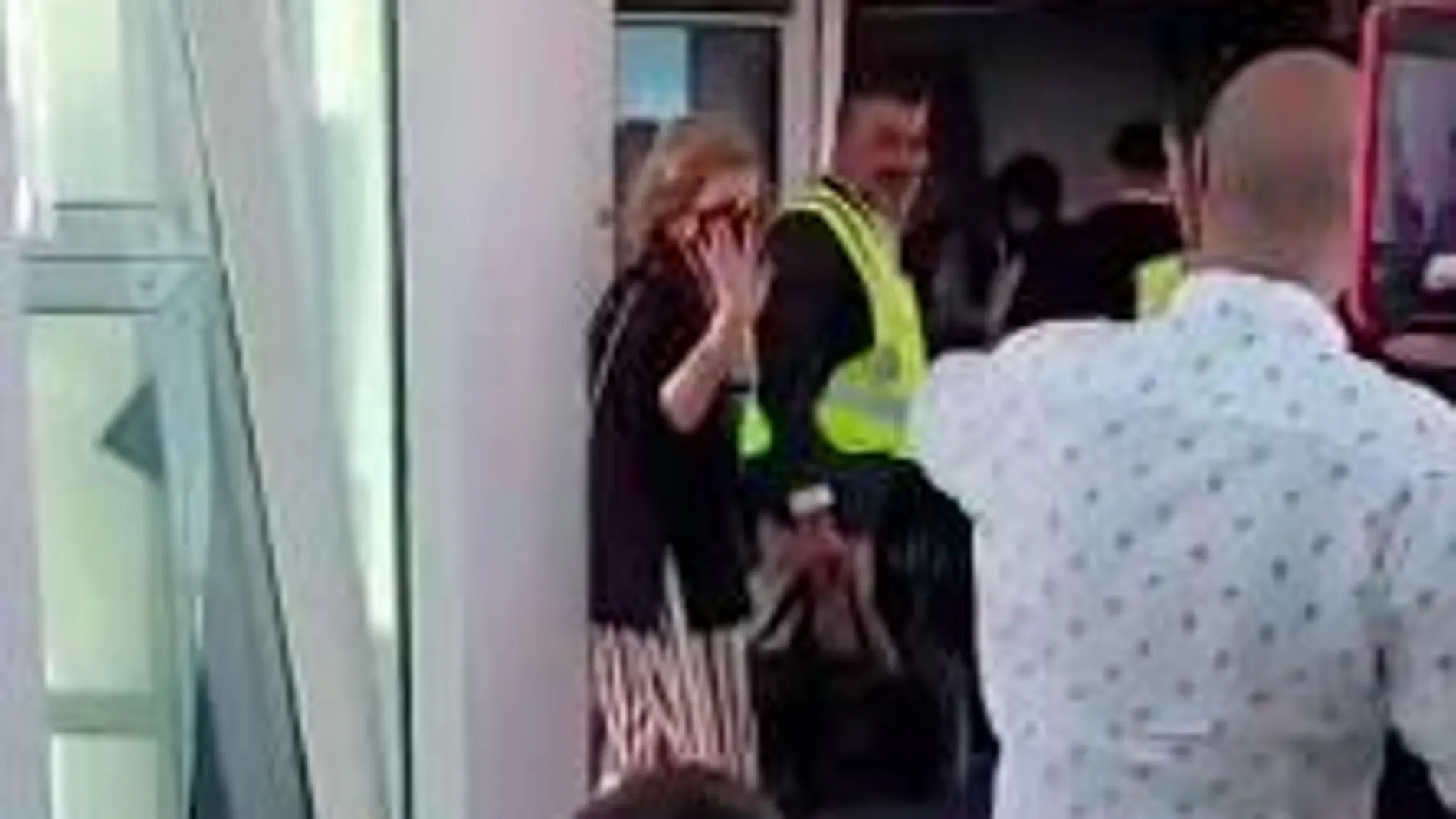 La Reina Sofía en un avión comercial