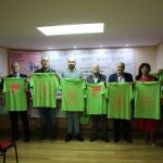 el presidente de la AECC en Zamora, Alfonso Fernández; el concejal de Deportes del Ayuntamiento de Zamora, Manuel Alesander Alonso; el diputado provincial de Educación, Cultura, Turismo, Deporte y Promoción del Territorio, Jesús María Prada; el delegado de Iberdrola en Castilla y León, Miguel Calvo; el secretario de la Fundación Caja Rural de Zamora, Feliciano Ferrero; y la directora del Área Comercial y Marketing de MMT Seguros, Ana Belén Rodríguez, presentan la marcha