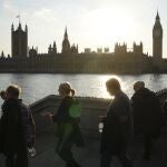 Ciudadanos hacen cola para ver los restos mortales de la reina Isabel II en la Abadía de Westminster