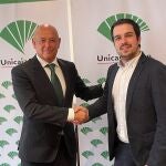 El presidente de la Asociación de la Prensa de Valladolid (APV), Juan Martín, firma la renovación del patrocinio de los Premios de Periodismo Miguel Delibes con Fernando Ríos, director de Relaciones Institucionales e Imagen de Unicaja Banco,