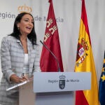 La consejera portavoz del Gobierno de Murcia Valle Miguélez, durante un momento de la rueda de prensa que ha ofrecido para informar de la decisiones tomadas por el consejo de Gobierno, este jueves en el Palacio de San Esteban, sede del gobierno regional.