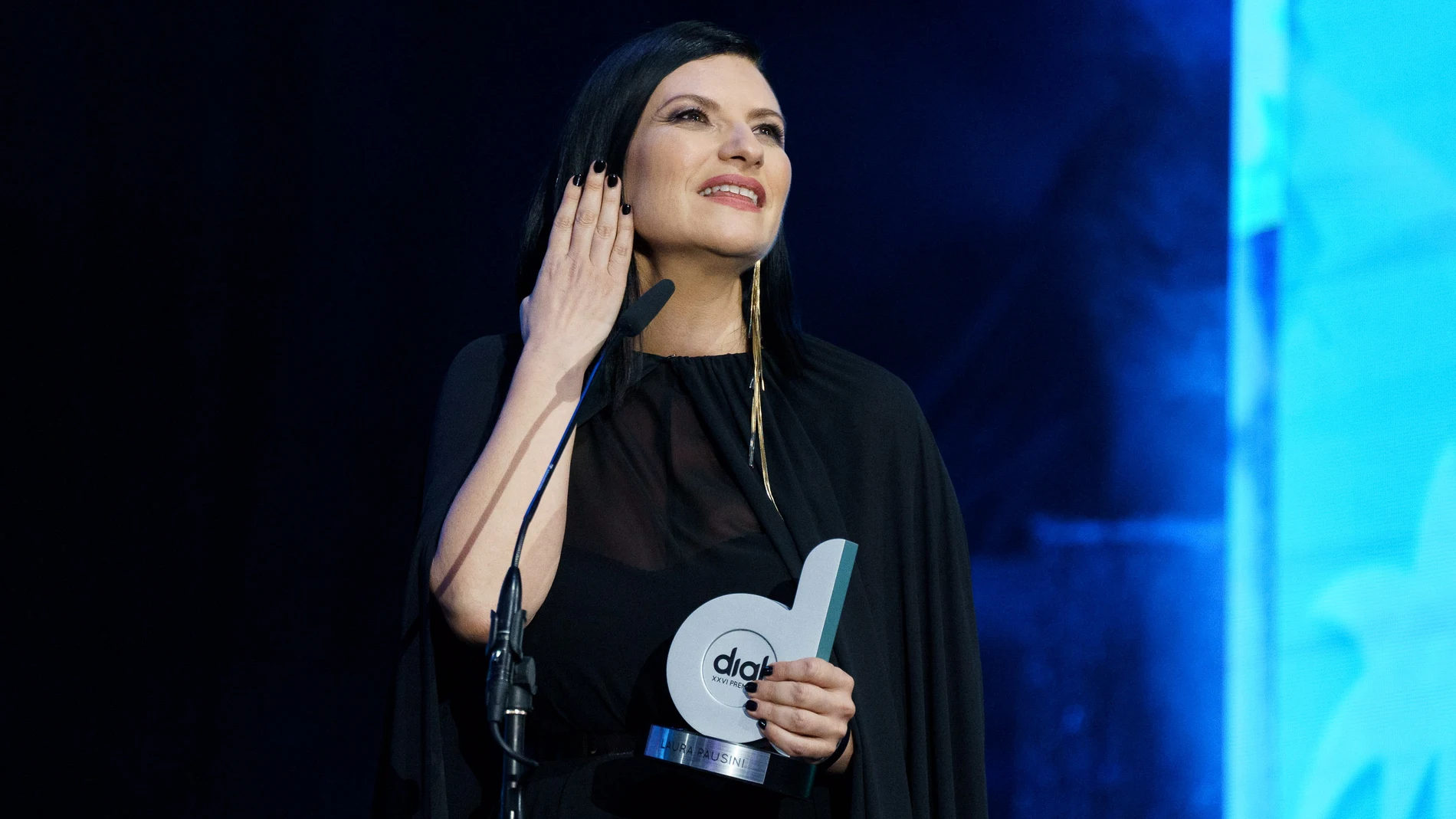 La cantante Laura Pausini recoge su premio Cadena Dial en la XXVI edición de los Premios Dial