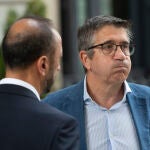 El vicepresidente primero del Congreso de los Diputados por el PSOE, Alfonso Rodríguez Gómez de Celis (i) y el portavoz del Grupo Parlamentario Socialista en el Congreso de los Diputados, Patxi López (d).